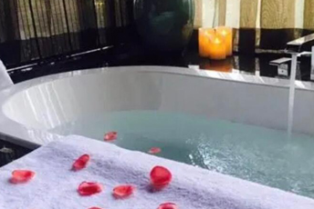 天津南开区水疗池中的失重冥想：当身体学会漂浮